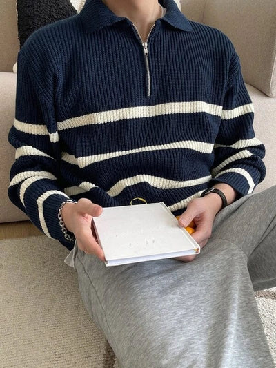 Stylischer gestreifter Pullover mit Viertelreißverschluss
