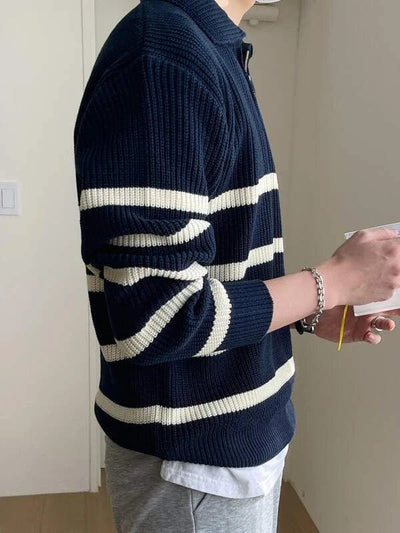 Stylischer gestreifter Pullover mit Viertelreißverschluss
