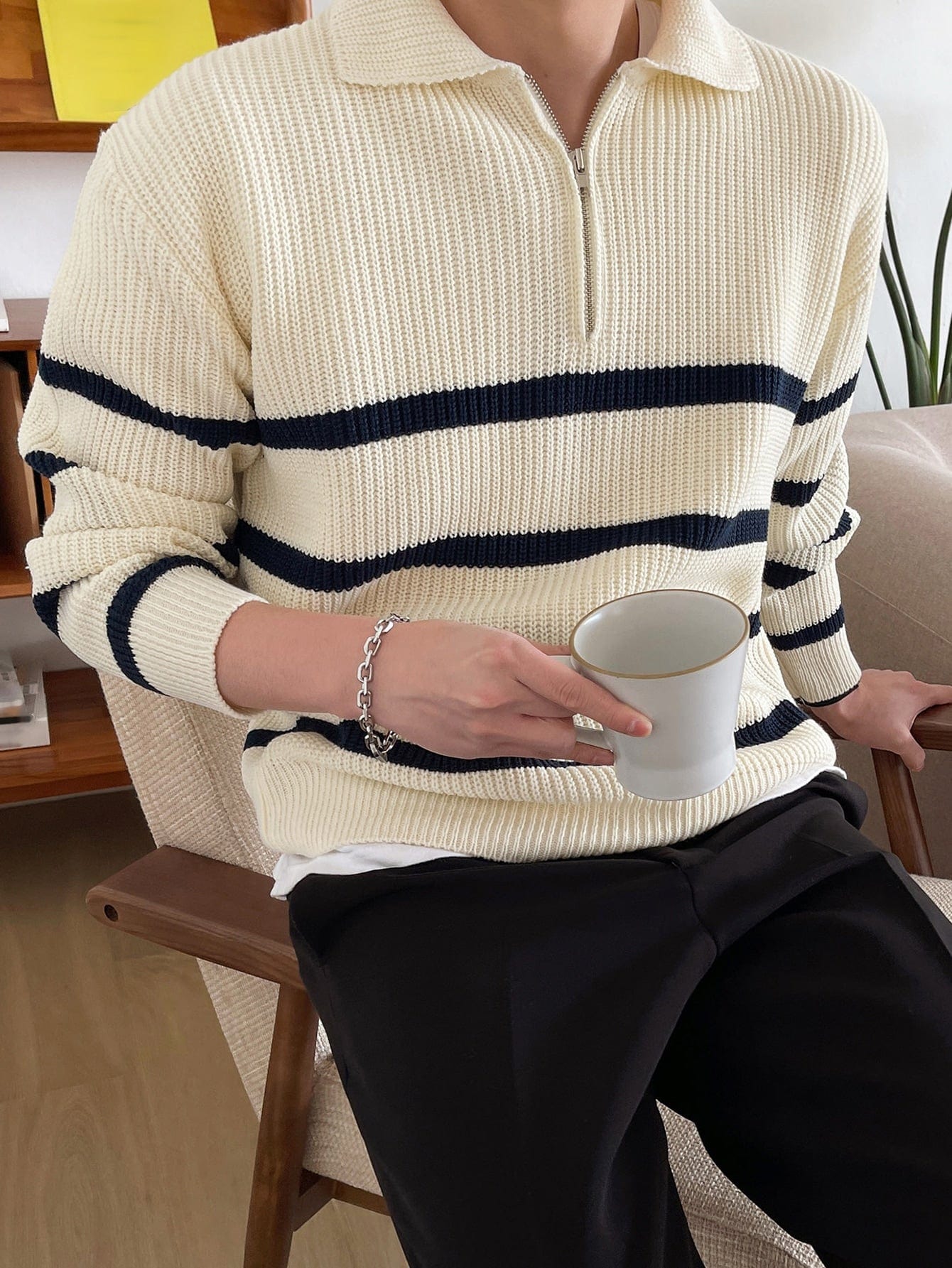 Stylischer gestreifter Pullover mit Viertelreißverschluss